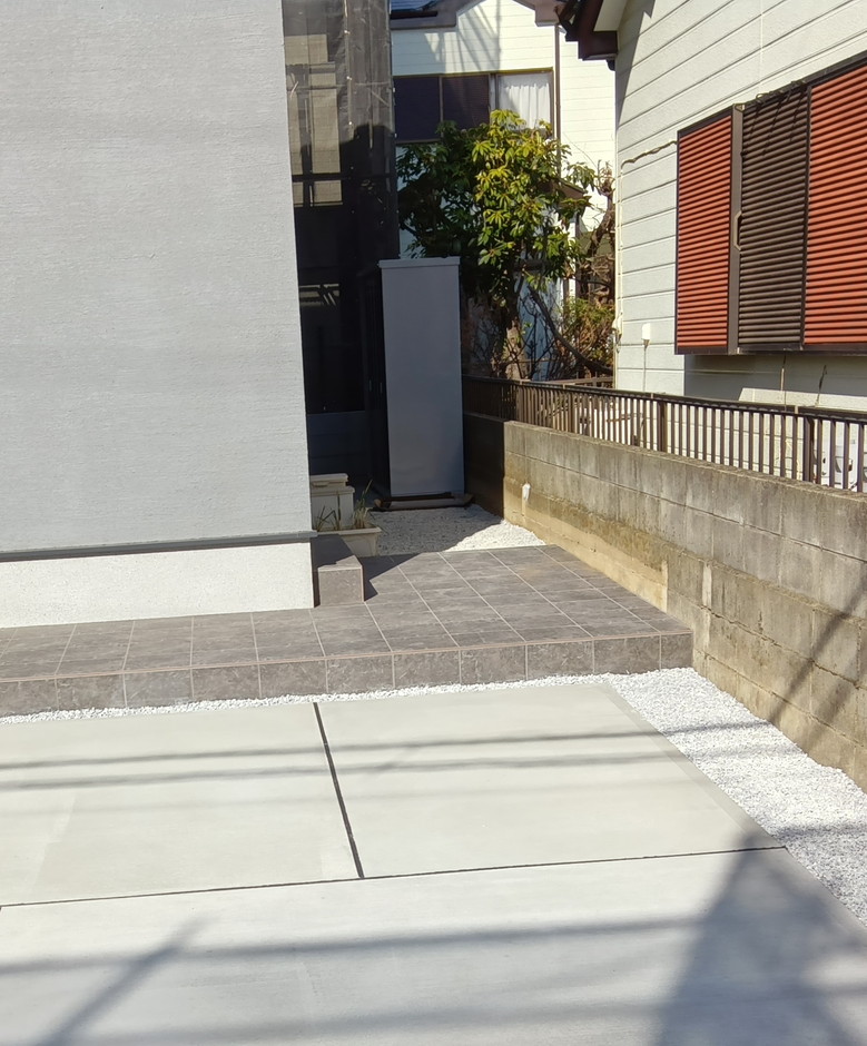 埼玉県川口市の施工事例|駐車土間コンと大判タイルのアプローチ段、化粧砂利