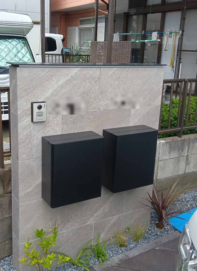 埼玉県川口市の施工事例｜門柱正面。石目調タイルとインターホン・黒ポスト2基