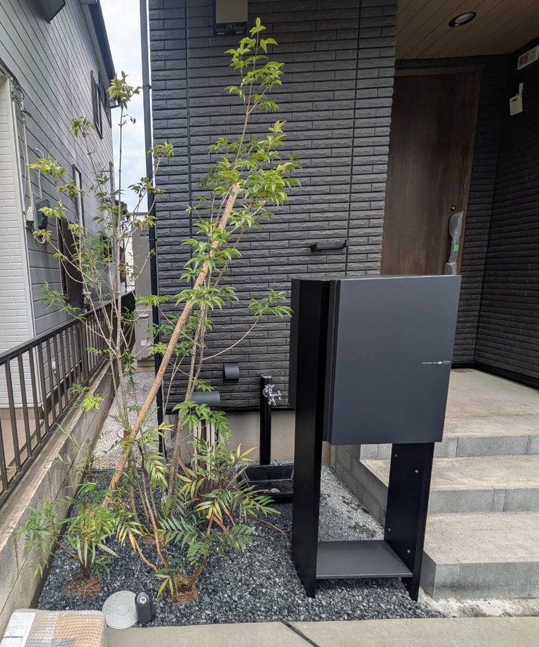埼玉県川口市の施工事例｜アプローチ脇の植栽帯・化粧砕石と独立型宅配ボックス