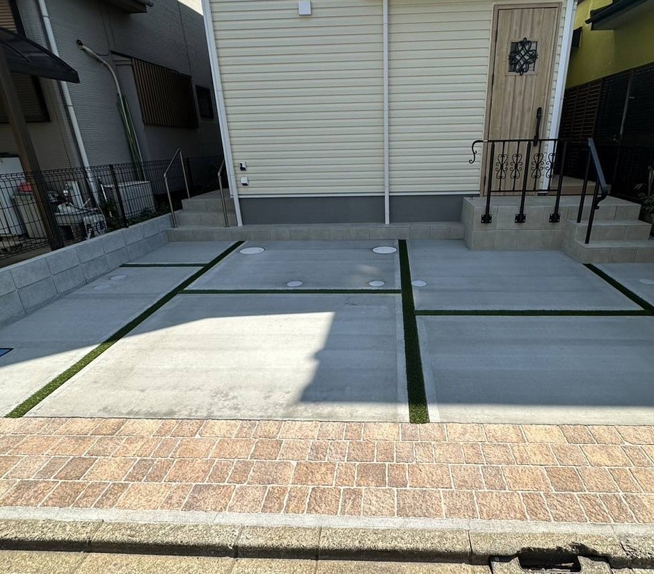 埼玉県川口市の施工事例｜人工芝目地入り土間コンクリート駐車スペースの全景と玄関階段