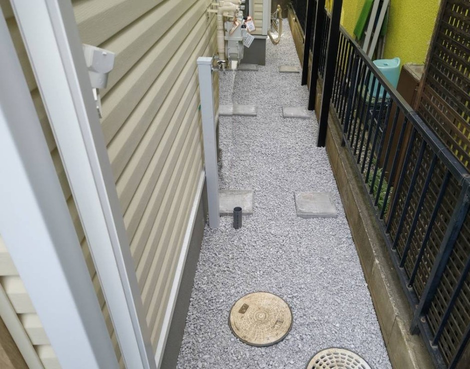 埼玉県川口市の施工事例｜建物脇の犬走り。化粧砂利敷きと飛び石・丸い点検口
