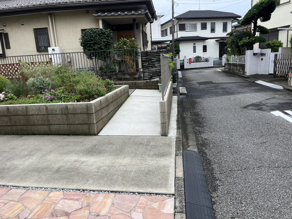 埼玉県坂戸市の施工事例|同じ外構を右に振ったカットで、境界の壁と前面道路の関係が見える