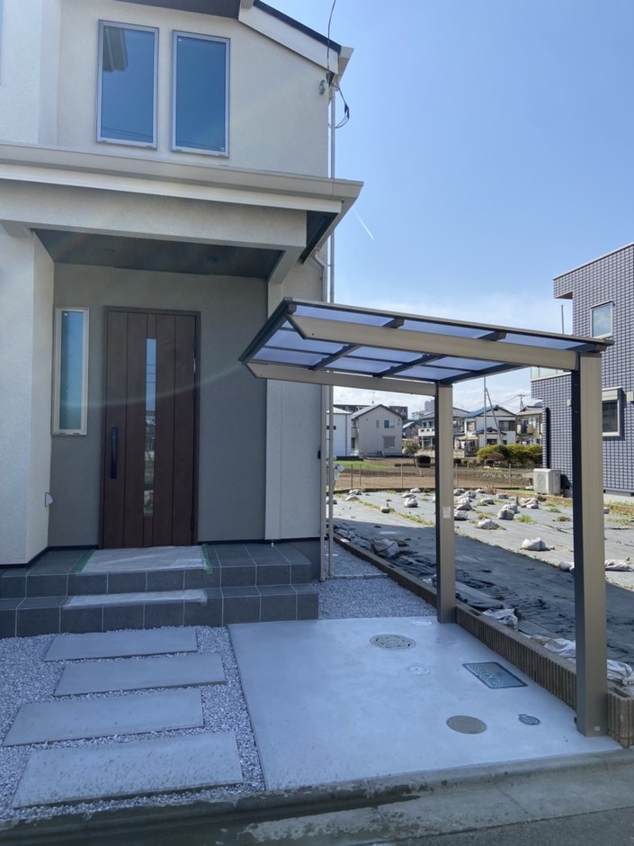 埼玉県坂戸市の施工事例｜アプローチからサイクルポートを見上げた縦位置