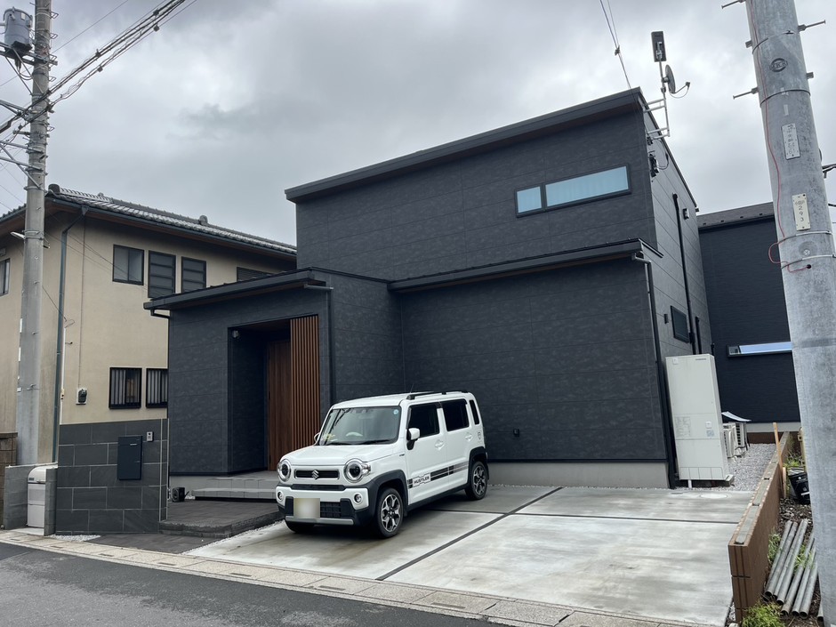埼玉県坂戸市の施工事例｜正面やや左からの引きで、カースペースの土間コンクリートと見切りの割り付けが見える