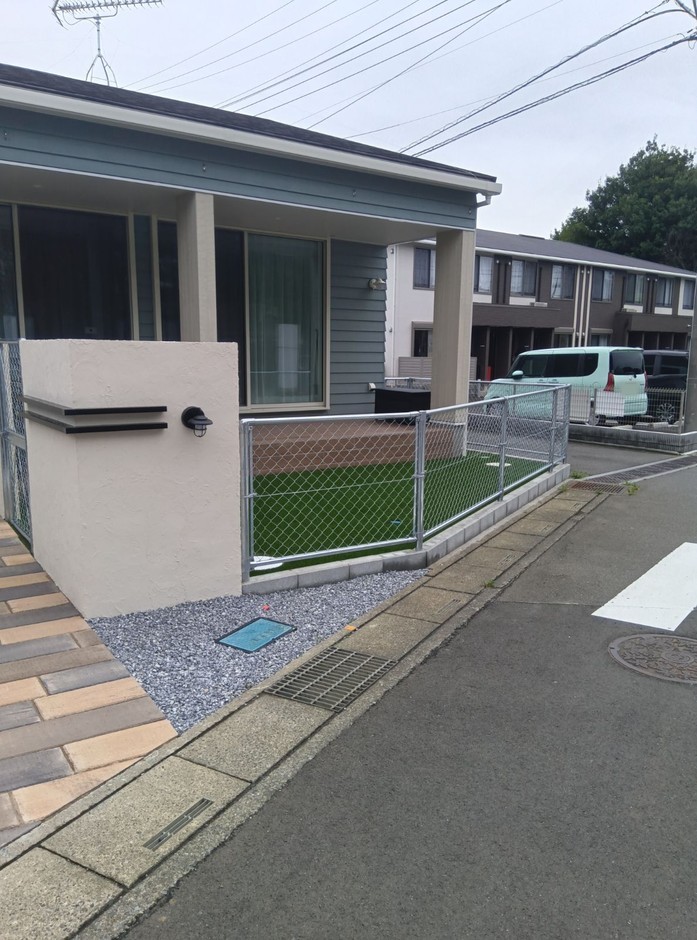 埼玉県坂戸市の施工事例｜道路側から門まわり・フェンス・人工芝・砂利まで入る引き