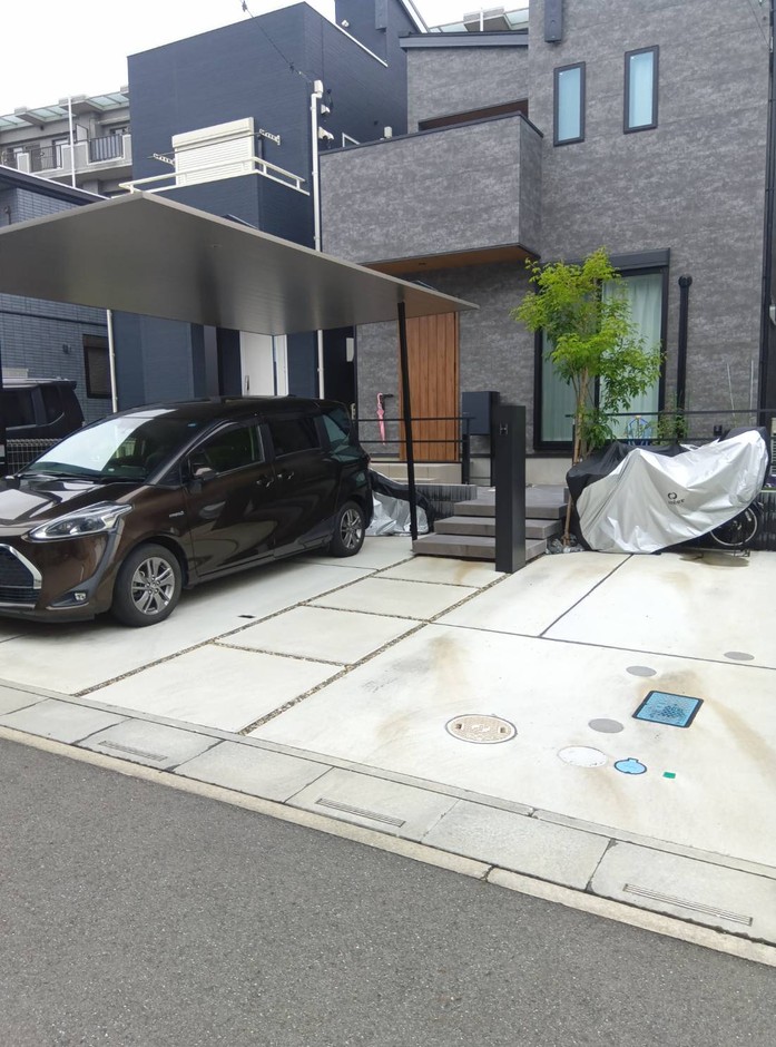 埼玉県坂戸市の施工事例｜道路側からの引き。カーポートと土間の目地の割付