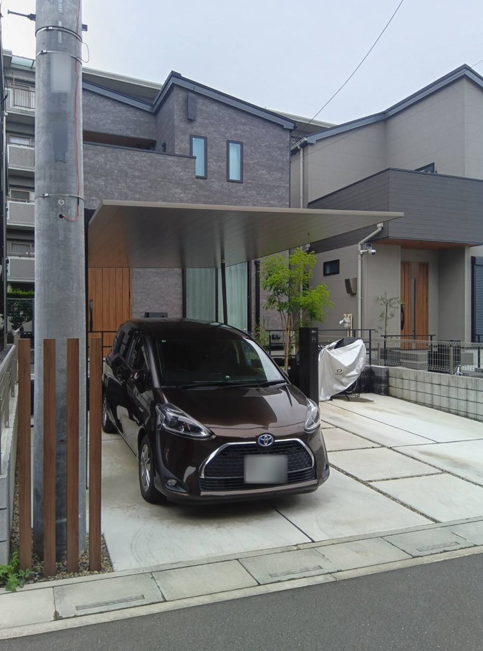 埼玉県坂戸市の施工事例｜道路際の電柱と木調の縦格子の見え方