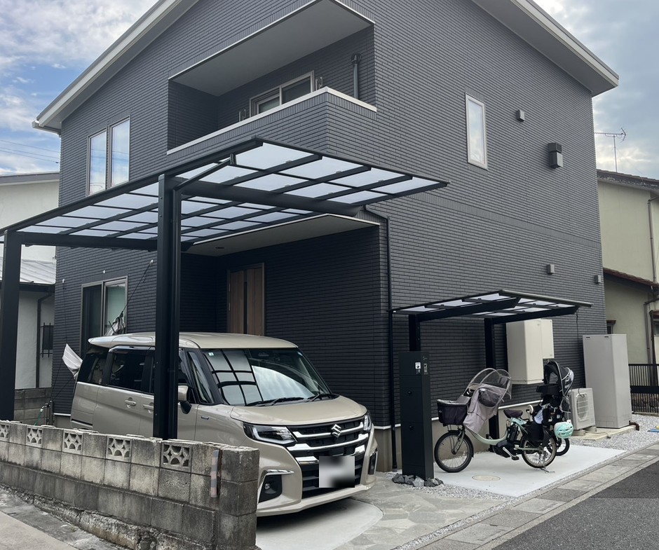 埼玉県志木市の施工事例｜奥行のあるカーポートとサイクルポート、機能門柱の全景
