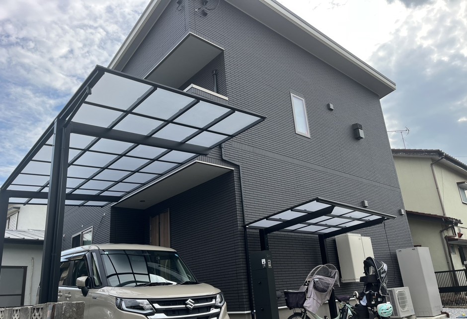 埼玉県志木市の施工事例｜カーポートの見上げ。屋根の骨組みとパネルの抜け感