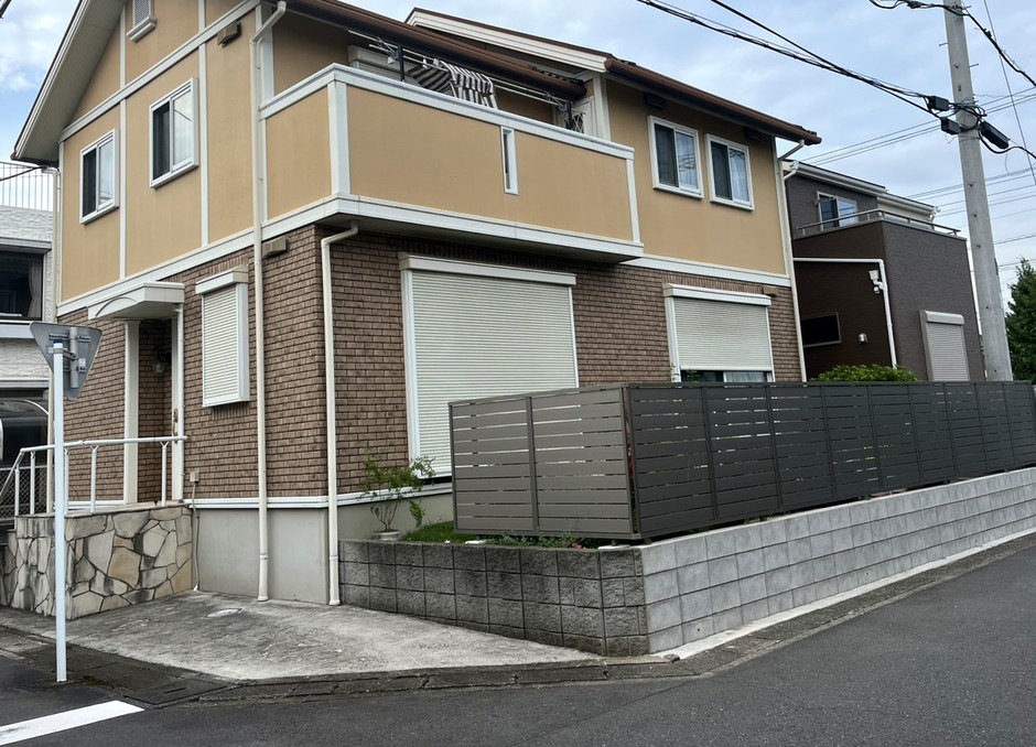 埼玉県志木市の施工事例｜角地の横スリット目隠しフェンスとブロック塀の全景