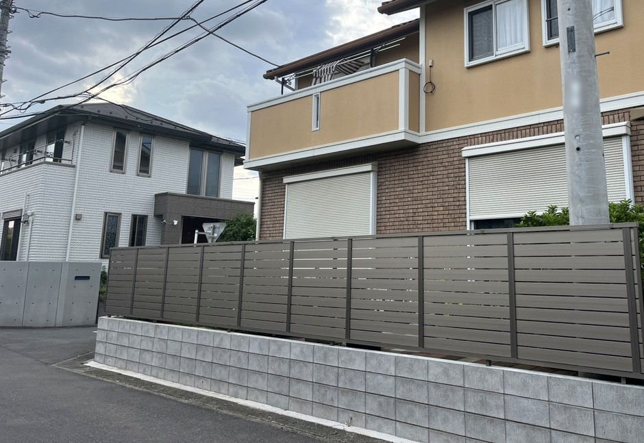 埼玉県志木市の施工事例|道路沿いの横スリット目隠しフェンスと塀の寄り