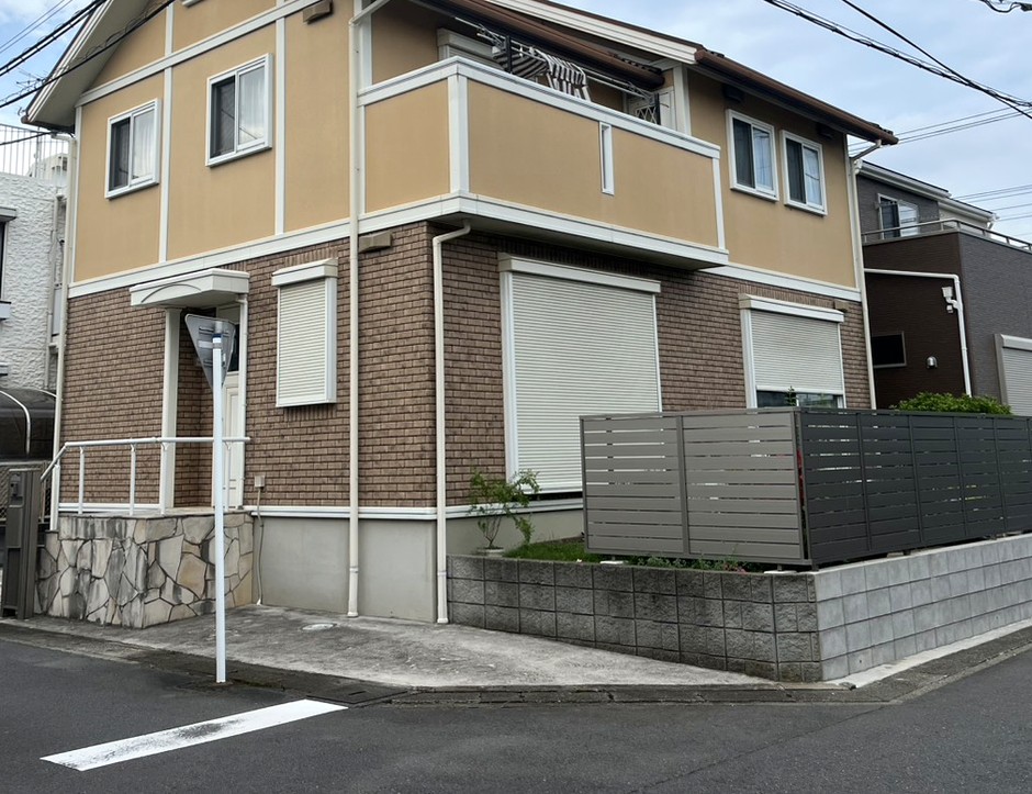埼玉県志木市の施工事例|建物と外構全体をとらえた引きの全景と前面道路