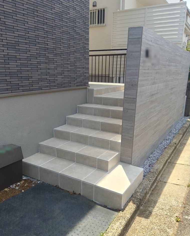 埼玉県志木市の施工事例｜道路から見上げた大判タイルの階段と杉板型枠コンクリート調タイルの門袖壁