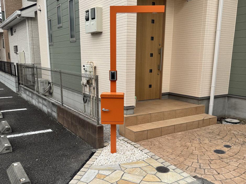 埼玉県志木市の施工事例｜ゴールドオレンジの門柱と天然石張りの玄関アプローチ