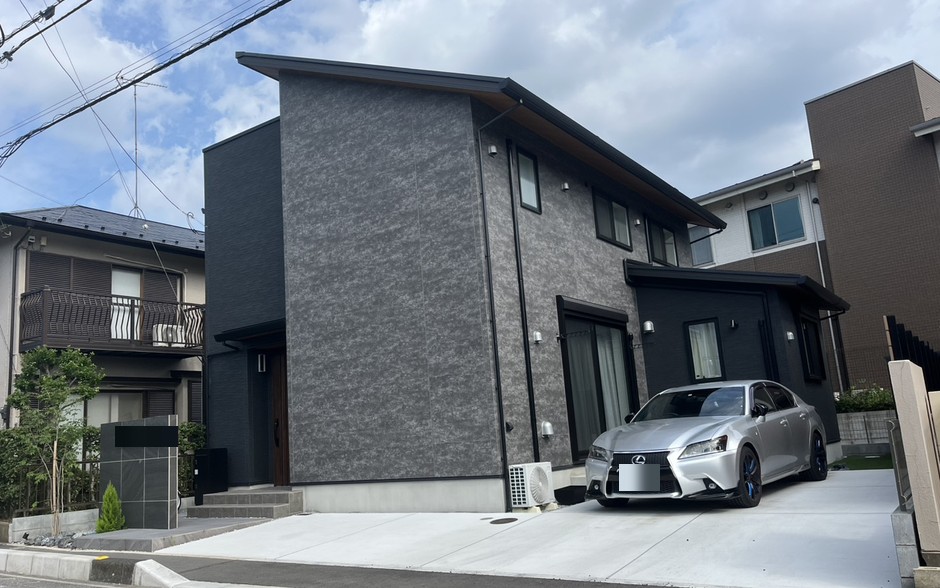埼玉県志木市の施工事例｜大判タイルの門袖壁と2台分の土間コンクリート駐車スペース