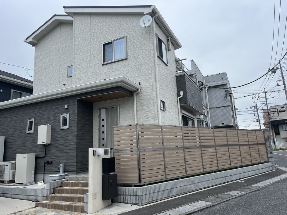 埼玉県志木市の施工事例｜斜めからの全景で、フェンスの板の重なりと道路沿いの続き方が近くで見える