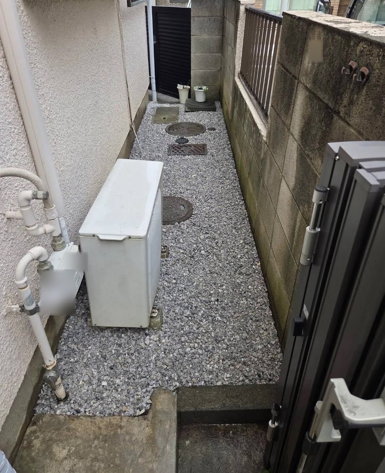 埼玉県鶴ヶ島市の施工事例｜給湯器と点検枡を避けて通した砕石の納まり
