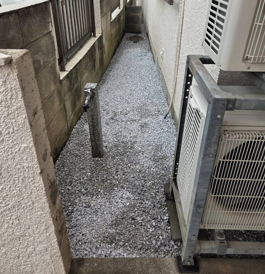 埼玉県鶴ヶ島市の施工事例｜立水栓まわりと既存塀に寄せた砕石の面