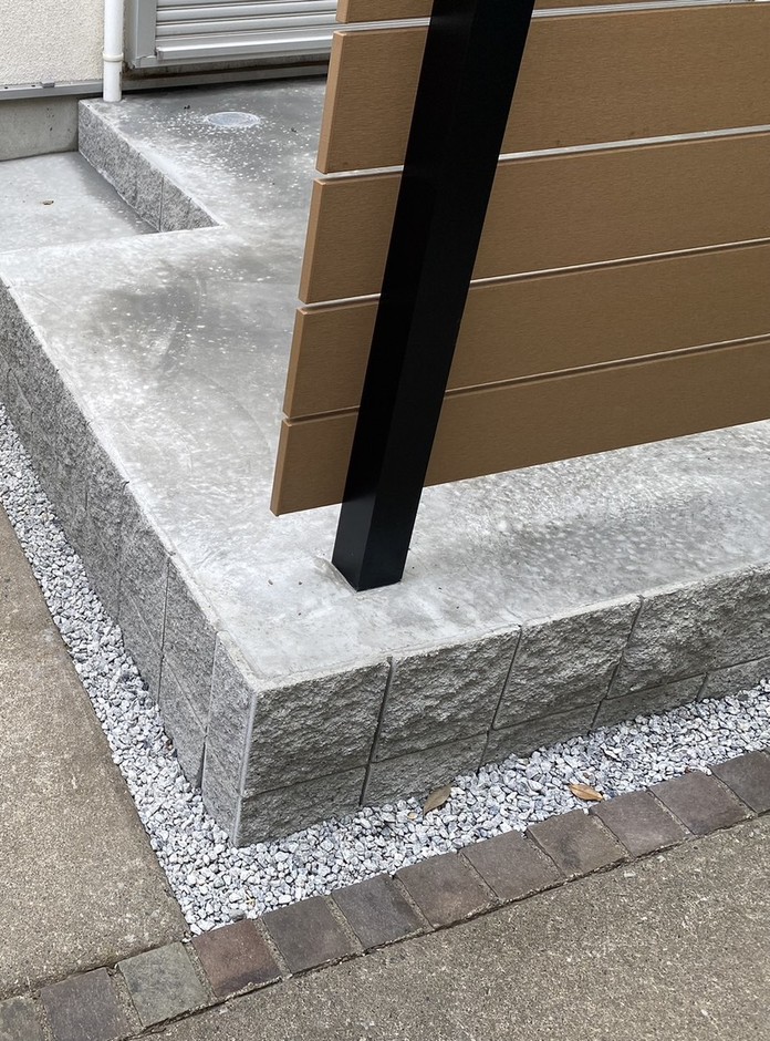 埼玉県鶴ヶ島市の施工事例｜化粧ブロックの小口と木調柱、レンガ見切りの納まり