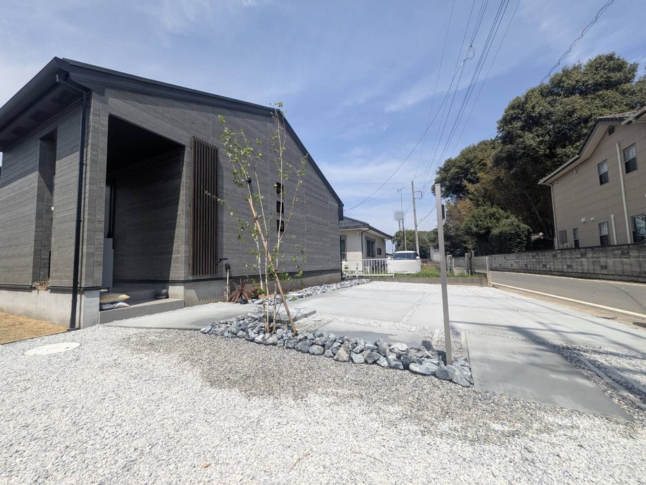 埼玉県鶴ヶ島市の施工事例｜コンクリート版と白砕石の切り替えが分かる前面の全景