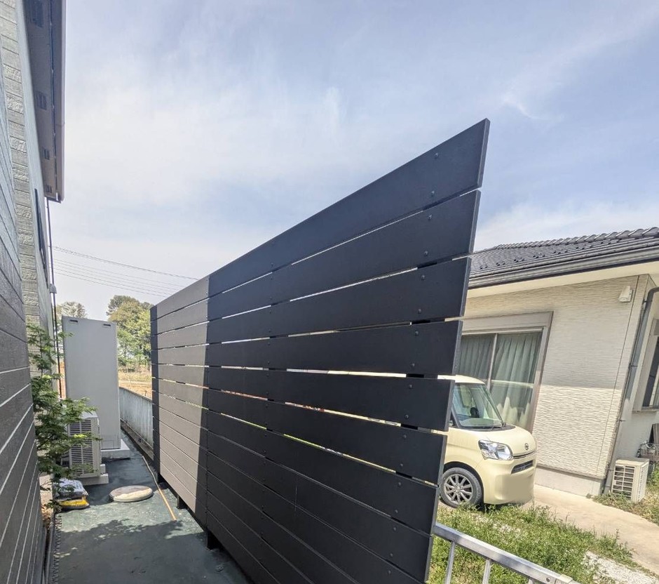 埼玉県鶴ヶ島市の施工事例｜玄関脇の土留めと目隠しパネルの納まり