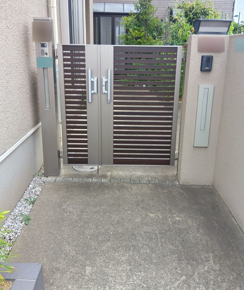 埼玉県鶴ヶ島市の施工事例｜取り替えた両開き門扉と洗い出し土間の正面