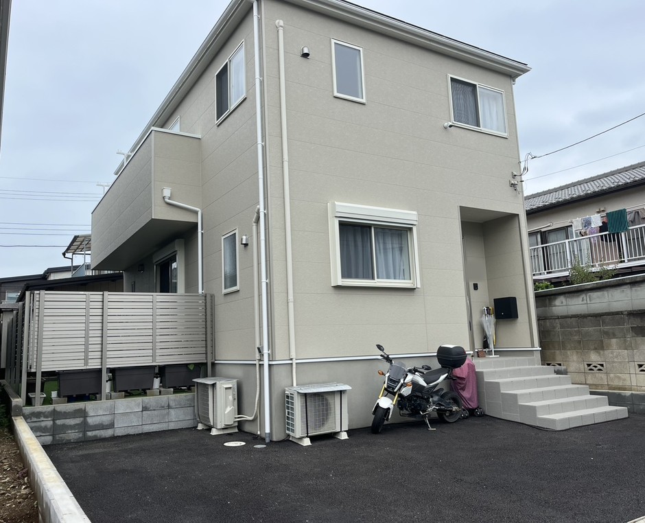 埼玉県鶴ヶ島市の施工事例｜アルミ横ルーバーの目隠しフェンスと土間の全景