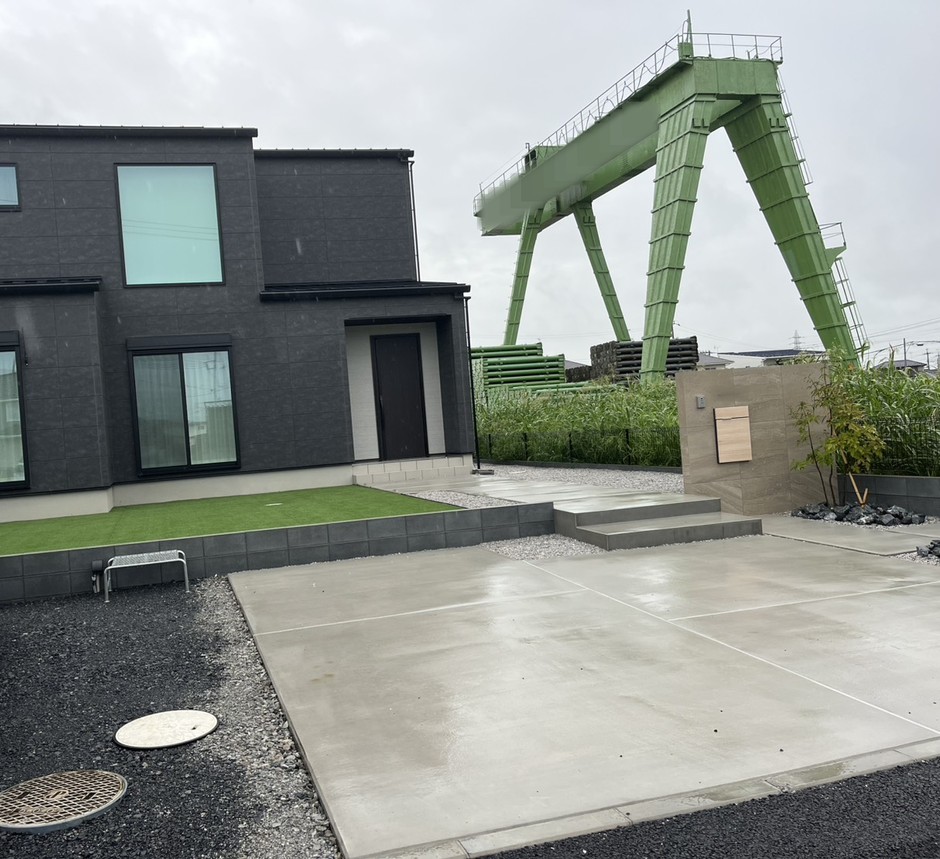 埼玉県鶴ヶ島市の施工事例｜駐車スペース側から見た土間コンクリートの全景