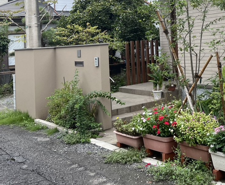 埼玉県鶴ヶ島市の施工事例｜塗り壁の門柱と下草の植栽帯の寄り