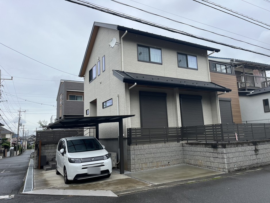 埼玉県和光市の施工事例｜道路側から見たカーポートと土間の全景