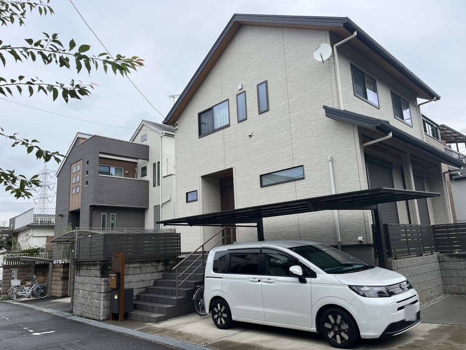 埼玉県和光市の施工事例｜建物と横板フェンス、カーポートの位置関係