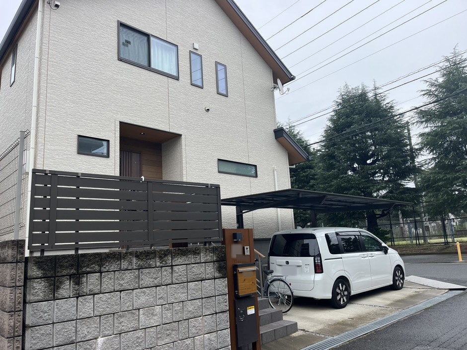 埼玉県和光市の施工事例｜木調フェンスと機能門柱、階段まわりの寄り