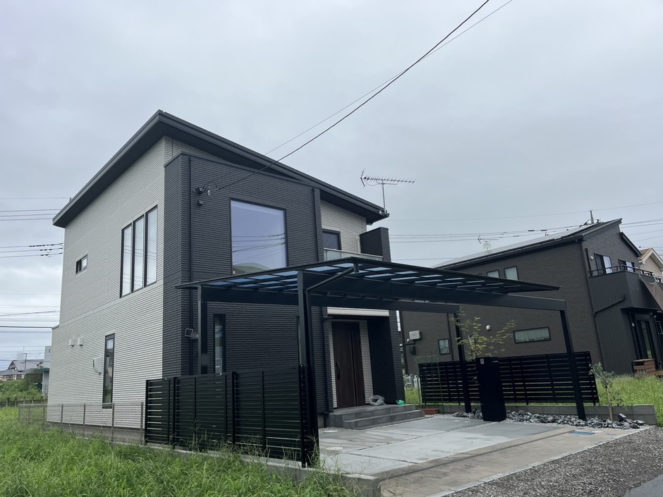 埼玉県和光市の施工事例｜敷地の端から見たカーポートとインターロッキングの全景