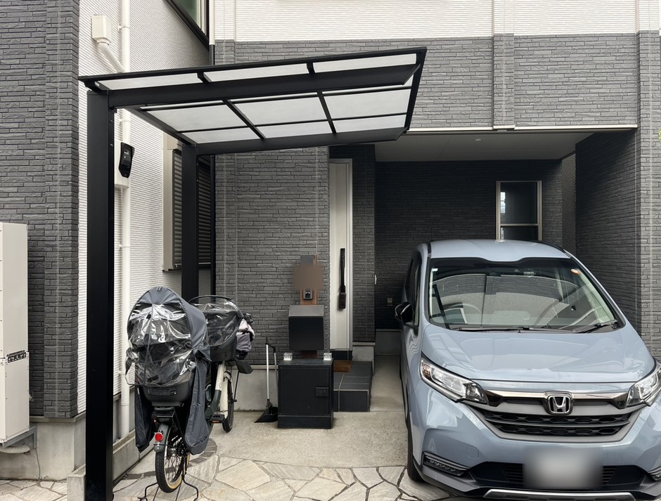 埼玉県和光市の施工事例｜切り詰めて納めたサイクルポートと乱形石張りの全景