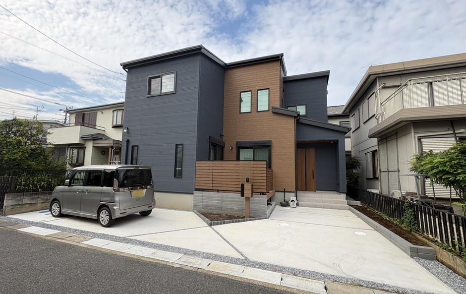 埼玉県和光市の施工事例｜建物と土間、門柱が入る正面の全景