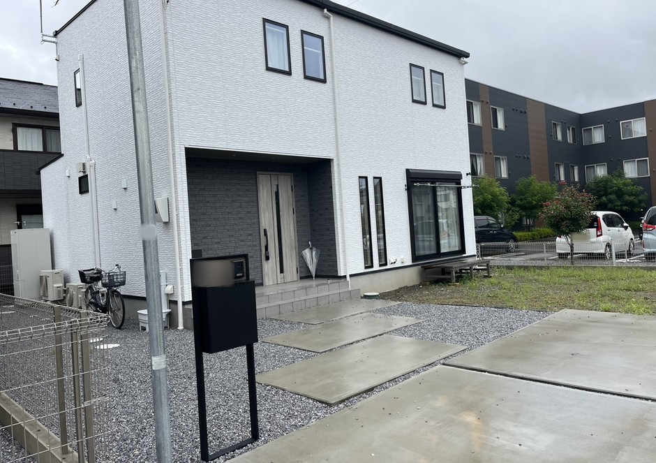 埼玉県和光市の施工事例｜旗竿地の間口と土間コンクリートが入る正面の全景