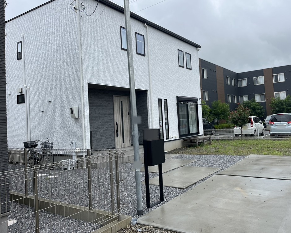 埼玉県和光市の施工事例｜斜めから見た土間と砕石、機能門柱の引き