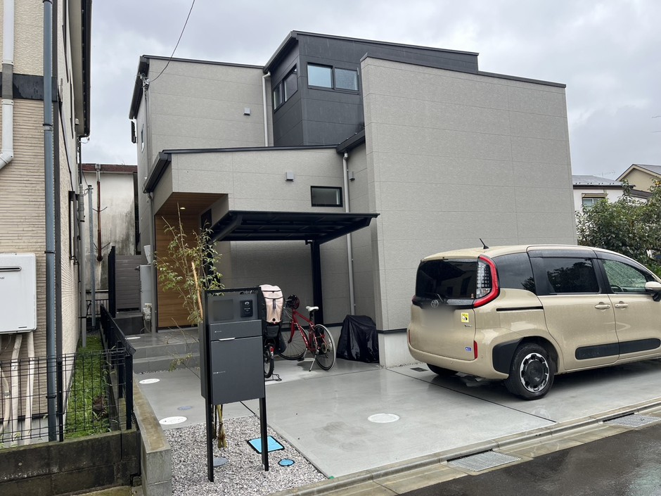 埼玉県新座市の施工事例｜機能門柱とサイクルポートが並ぶ、道路側からの全景