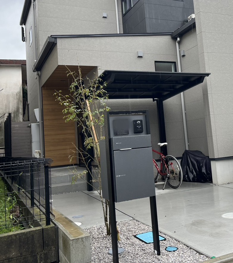埼玉県新座市の施工事例|宅配ボックス付きの機能門柱とアオダモの寄り