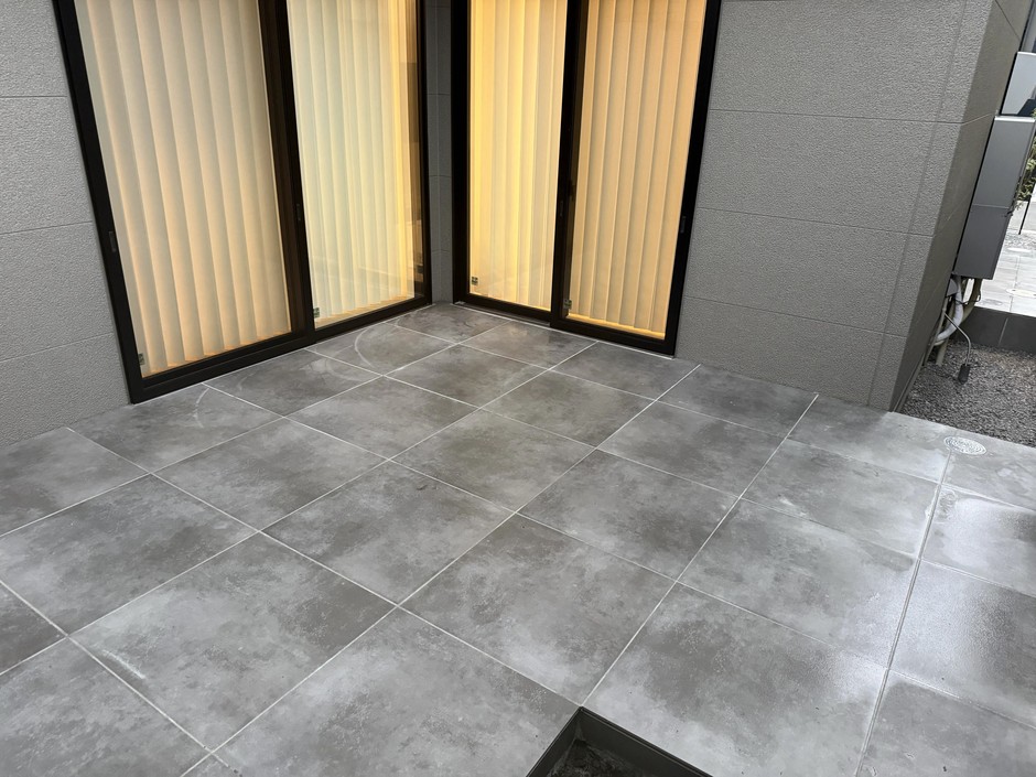 埼玉県新座市の施工事例|掃き出し窓の前に、室内の床と近い高さで張ったタイルテラス