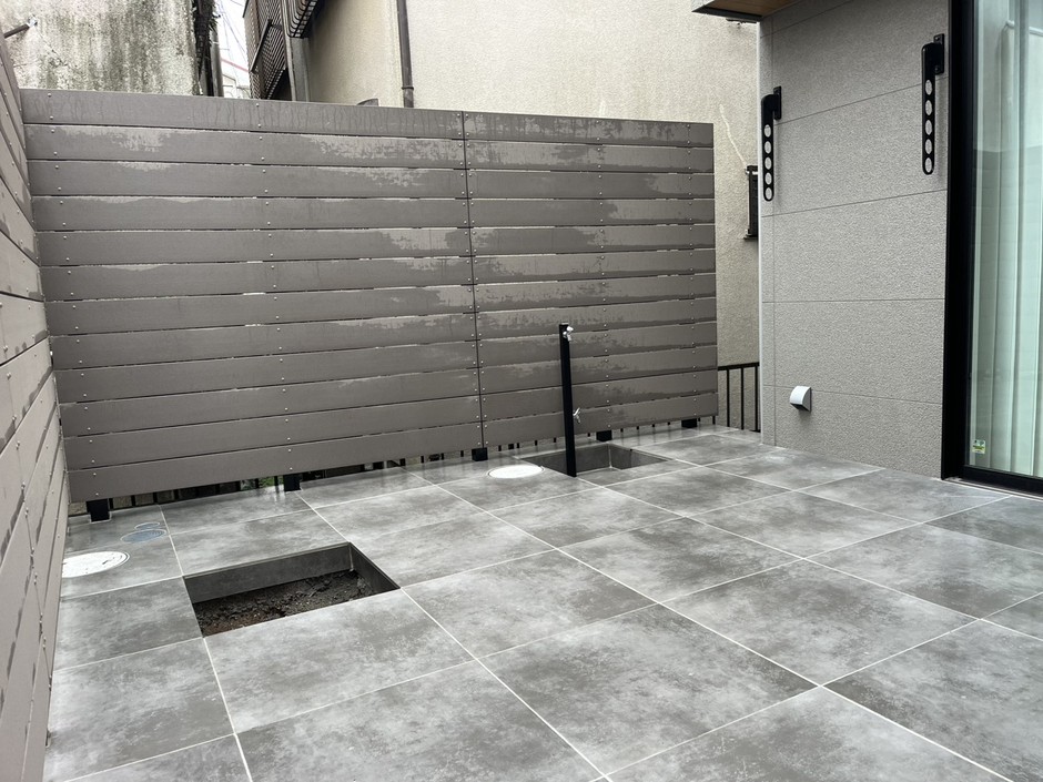 埼玉県新座市の施工事例|横張りのフェンスで2面を囲ったタイルテラスと立水栓